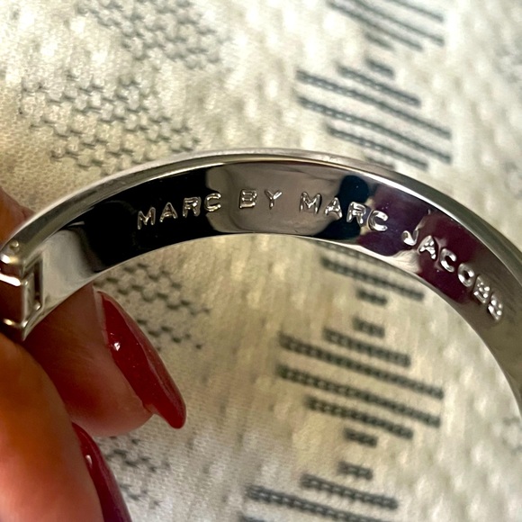 Marc by Marc Jacobs Anna Wintour bangle bracelet - Picture 3 of 3